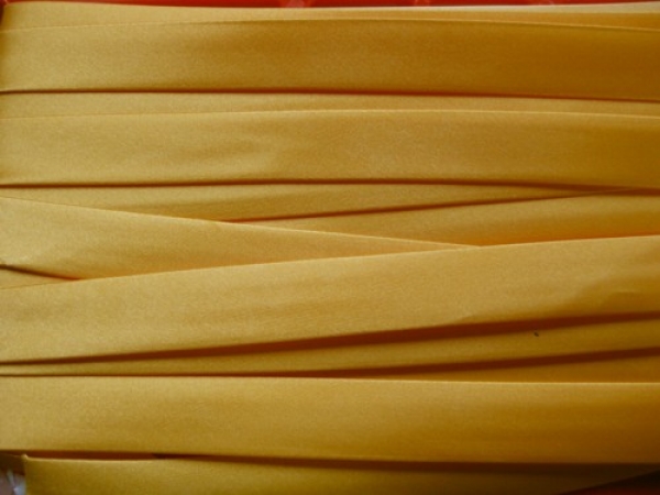 164 Schrägband Satin gelb Rest 7 Meter